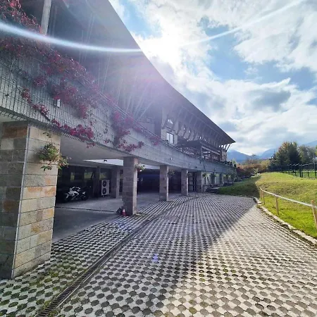 아파트 3 Bedroom Penthouse Only 700 Meters From Lift