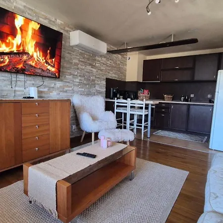 아파트 3 Bedroom Penthouse Only 700 Meters From Lift