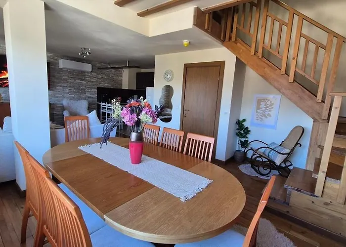 3 Bedroom Penthouse Only 700 Meters From Lift 아파트