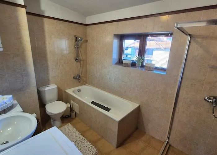 아파트 3 Bedroom Penthouse Only 700 Meters From Lift