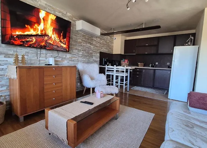 아파트 3 Bedroom Penthouse Only 700 Meters From Lift